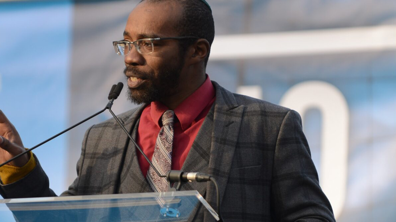 Rabbi Shais Rishon speaks at a rally in New York City, Jan. 2020. (Photo/JTA-Gili Getz)