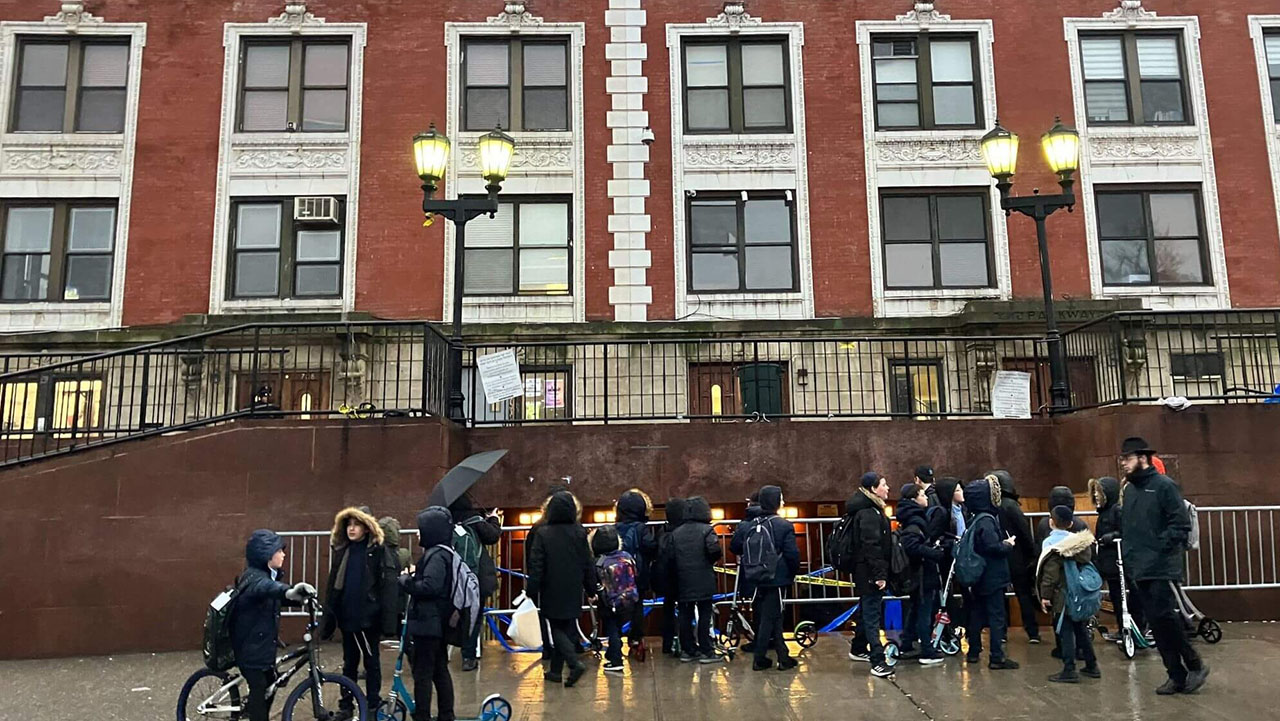 Children outside 770 Eastern Parkway, Chabad headquarters in Brooklyn, on Jan. 9, 2023. (Photo/Forward-Mira Fox